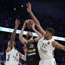 Nikola Mirotic, entre los madridistas Chuma Okeke y Walter Tavares