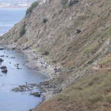 Inmigrantes acampados en playa del Sarchal, en Ceuta
