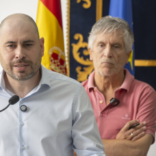 El ministro del Interior, Fernando Grande-Marlaska, acompañado del delegado del Gobierno en Ceuta, Miguel Ángel Pérez