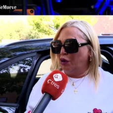 Belén Esteban no tiene problemas en admitir que "bichea" por el Instagram de Julia Janeiro.