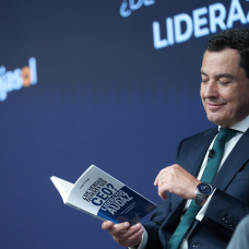 El presidente de la Junta, Juanma Moreno, durante la presentación de un libro en Sevilla.