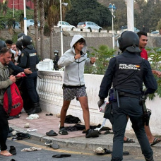 Las Policía carga para contener a los migrantes de las playas tras los intentos de llegar en masa al Puerto de Ceuta

GABRIELA SARDÁ NÚÑEZ - EUROPA PRESS
18/9/2026