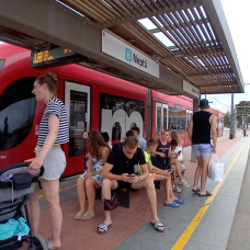 Usuarios esperan la llegada de un tranvía de Metrovalencia en una de las paradas de la red.