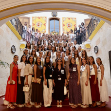 Las 73 candidatas a Fallera Mayor de Valencia en el Palacio del Condado de Torre-saura