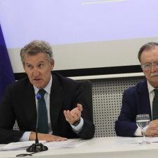 El presidente del Partido Popular, Alberto Núñez Feijóo (i), y el presidente de la ciudad autónoma de Ceuta, Juan Jesús Vivas (d), durante una rueda de prensa, en la Biblioteca pública Adolfo Suárez, a 21 de septiembre de 2026, en Ceuta (España). Weber ha visitado la ciudad autónoma para mostrar el apoyo comunitario europeo a la crisis migratoria que afronta Ceuta desde el pasado mes de julio.

Gabriela Sardá Núñez / Europa Press
21/9/2026