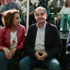 La secretaria general del PSOE-A, María Jesús Montero, en un mitin con el expresidente del Gobierno José Luis Rodríguez Zapatero.