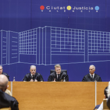 Pie de Foto:
El presidente del TSJCV, Manuel Baeza (c), el Fiscal Superior de la Comunitat Valenciana, José Ortiz (i),durante el acto de apertura del Año Judicial 2026/2027 en la Comunitat Valenciana