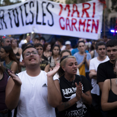 Decenas de personas durante una concentración en apoyo a Maricarmen tras su desahucio en Madrid, ante la Delegación del Gobierno, a 23 de septiembre de 2026