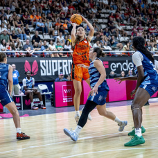 Helena Pueyo, en un partido con el Valencia Basket