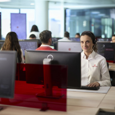 Se ofrecen, entre otros, puestos de trabajo como agente telefónico.