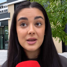 Julia Janeiro tendrá que suavizar un poco su discurso si quiere moverse con soltura en el ámbito público.