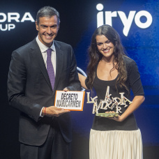 El presidente del Gobierno, Pedro Sánchez, entrega el Premio Talento Joven a la cantante Amaia Romero, y ella le hace entrega de una pancarta que dice 'Decreto Maricarmen', durante la entrega de los IV Premios Vanguardia, a 28 de septiembre de 2026, en Barcelona, Catalunya (España). Estos galardones reúnen a más de 1.200 personalidades para distinguir diez categorías enfocadas en la sostenibilidad, innovación, cultura y compromiso cívico.

Lorena Sopêna / Europa Press
28/9/2026