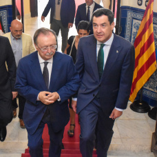 El presidente de la Junta de Andalucía, Juanma Moreno, y el presidente de Ceuta, Juan Jesús Vivas, juntos en la ciudad ceutí.