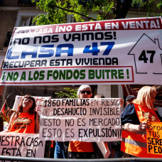 (Foto de ARCHIVO)
Personas portan pancartas con lemas '1860 familias en riesgo de desahucio invisible. Esto no es mercado, esto es expulsión', 'Esta casa no está en venta. No nos vamos. Casa 47. Recupera esta vivienda. No a los fondos buitre' durante una concentración por la prórroga de alquileres y el derecho a la vivienda frente a la sede del PP en Génova, a 26 de abril de 2026, en Madrid (España). El PP ha comunicado públicamente que votará contra el Real Decreto que prorroga los alquileres 2 años y topa la subida de la renta un 2%, por lo que convocan la concentración para hacer presión de cara a la votación en el Congreso del próximo 28 de abril.

Matias Chiofalo / Europa Press
26/4/2026