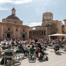 (Foto de ARCHIVO) Turistas plaza de la Virgen
