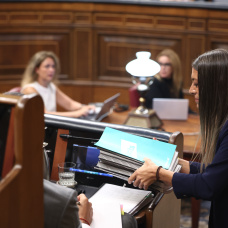 La portavoz de Junts en el Congreso, Miriam Nogueras, se acerca a Pedro Sánchez tras su intervención en el Congreso