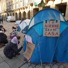acampada en la plaza del Obradoiro, en Santiago, dentro de las protestas por los desahucios y el precio de la vivienda