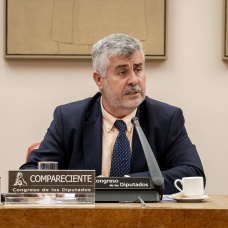 El presidente de EFE, Miguel Ángel Oliver, en la Comisión Constitucional del Congreso.