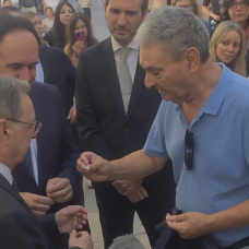 Un viandante regala un pin del Valencia CF al presidente de Ceuta, en Valencia