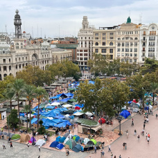 Acampada por la vivienda en la plaza del Ayuntamiento de Valencia
