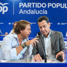 El presidente del PP de Andalucía y de la Junta, Juanma Moreno, acompañado por el secretario general del PP andaluz, Antonio Repullo.