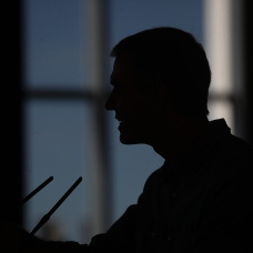 La sombra del presidente del Gobierno, Pedro Sánchez, durante un mitin en Ponferrada
