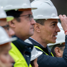El presidente del Gobierno, Pedro Sánchez, junto a varios miembros del Ejecutivo y del PSOE, entre ellos Óscar López, en un acto de vivienda.