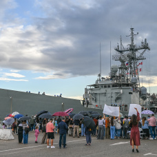 La fragata F85 Navarra, en puerto