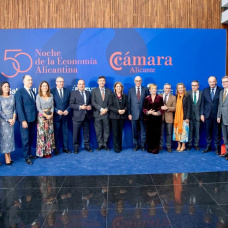 Noche de la Economía Alicantina 2025

El presidente de la Cámara de Comercio alaba a Mazón y espera que la nueva etapa mantenga su camino

   ALICANTE, 20 (EUROPA PRESS)    

   El presidente de la Cámara de Comercio de Alicante, Carlos Baño, ha cargado este jueves contra el "ninguneo" a Alicante en los Presupuestos Generales del Estado (PGE) de un Gobierno "ausente" con la provincia y ha advertido: "¡Se acabó estar en la cola de la inversión". Asimismo, ha alabado la figura del 'president' de la Generalitat en funciones, Carlos Mazón, de quien ha dicho que ha sufrido un "enseñamiento inhumano" y ha mostrado su confianza en que la nueva etapa que se abre siga el camino emprendido por él.

   Así lo ha indicado en su discurso en la Noche de la Economía Alicante, que ha celebrado su 50 edición en el Auditorio de la Diputación de Alicante (ADDA), con más de 1.300 asistentes --entre empresarios, autoridades y representantes de diversos sectores económicos y sociales de la provincia de Alicante--, según ha informdo la entidad en un comunicado.

   La celebración ha tenido como momento central la entrega de la Medalla de Oro y Brillantes al empresario de Benidorm (Alicante) Enrique Ballester Chofre, en homenaje a su trayectoria empresarial de más de 60 años y su compromiso social con la Marina Baixa.

   Baño ha subrayado que Alicante "no va bien" y la situación estructural apenas ha mejorado desde 2022. Sin embargo, ha pedido que no se permita que "las excusas coyunturales tapen el deterioro estructural de nuestra provincia", que "sigue estando en la parte baja en la mayoría de los indicadores económicos de España". Y con una economía que "sigue dependiendo en exceso del turismo y del ladrillo, lo que nos expone a la violencia de los ciclos económicos".

    Los datos, ha dicho, no son "como para sentirse satisfecho, ni la sociedad civil alicantina aquí representada, ni la Generalitat Valenciana aquí representada, ni mucho menos el Gobierno de España