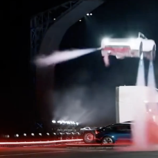 Imagen del Tesla Roadster volando.