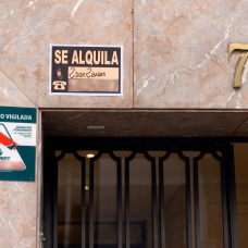 Cartel de alquiler, a 18 de mayo de 2026, en Madrid (España). El Instituto Nacional de Estadística (INE) publicó el pasado jueves el índice de referencia para la actualización anual de los contratos de alquiler, que se situó en el 2,4% interanual en abril, por debajo del 2,47% de marzo. Pese a ello, con el dato de abril, este índice acumula 11 meses consecutivos por encima del 2%.

Eduardo Parra / Europa Press
18/5/2026