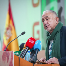 El secretario general de UGT, Pepe Álvarez, recibiendo el premio al sindicado 'Por un poder andaluz' hace escasos días en Sevilla.