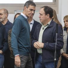 El president de la Generalitat, Juanfran Pérez Llorca, junto al presidente del Gobierno, Pedro Sánchez