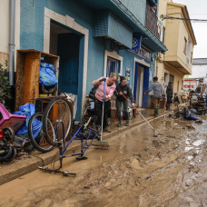 Varias personas quitan el barro de las calles mientras se acumula el mobiliario que han tenido que sacar debido a las inundaciones por las fuertes lluvias, a 19 de octubre de 2026, en Els Poblets, Comunidad Valenciana (España). La Generalitat Valenciana prepara una orden de confinamiento para el litoral sur de Valencia y el litoral norte de Alicante ante la emergencia declarada por las lluvias que deja la dana Adam, según ha anunciado el conseller de Emergencias e Interior a primera hora de este hoy, 19 de octubre, desde el Centro de Coordinación de Emergencias (CCE).

Rober Solsona / Europa Press
19/10/2026
