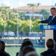 El presidente del PP, Alberto Núñez Feijóo, interviene en un  acto de precampaña celebrado en Sevilla.