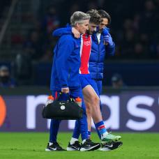 PARIS, FRANCE - OCTOBER 20: Khvicha Kvaratskhelia of Paris Saint-Germain is helped off the pitch by medical staff after sustaining an injury during the UEFA Champions League 2026/27 League Phase MD3 match between Paris Saint-Germain and FC Barcelona at Parc des Princes on October 20, 2026 in Paris, France. (Photo by Franco Arland/Getty Images)