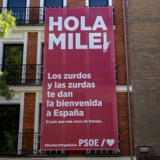 Lona desplegada en la sede del PSOE en Ferraz
