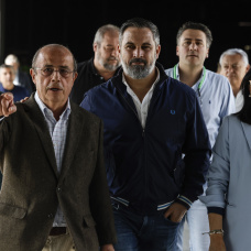 Abascal con el diputado Ignacio Gil Lázaro y la presidenta de Les Corts y ahora también candidata al Congreso por Castellón