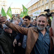 El presidente de Vox, Santiago Abascal, durante un acto en la Plaza de María Pita, a 21 de octubre de 2026, en A Coruña, Galicia (España). El líder de Vox se encuentra de tour por diferentes lugares de España para hacer precampaña para los comicios del 29 de noviembre (29N).

M. Dylan / Europa Press
21/10/2026