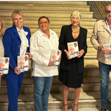 María del Monte y su pareja, Inmaculada (a la izquierda), junto a varios miembros del Gobierno andaluz y Carlos Herrera (a la derecha).