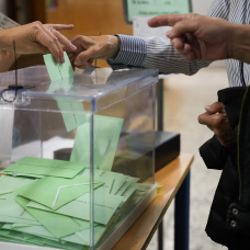 (Foto de ARCHIVO)
Imágenes de la jornada electoral en Andalucía . A 17 de mayo de 2026 en Sevilla, Andalucía (España). Este domingo 17 de mayo, más de 6,8 millones de andaluces están llamados a las urnas para elegir a los 109 diputados que integrarán el Parlamento de Andalucía durante la XIII Legislatura. La cifra de votantes representa un aumento del 2,5 % con respecto al censo de las últimas elecciones autonómicas celebradas en junio de 2022.

María José López / Europa Press
17/5/2026