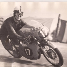 Nani González de Nicolás, leyenda del motociclismo español, ha fallecido hoy