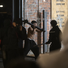 Disturbios en el centro de la ciudad, a 24 de octubre de 2026, en Barcelona, Catalunya (España). Furgones de los Mossos d'Esquadra tienen blindada la plaza Catalunya de Barcelona desde este sábado por la tarde, donde han empezado a hacer algunas cargas para controlar a activistas que se han ido concentrando, la gran mayoría de ellos encapuchados y vestidos de negro. Después de que los Bombers hayan apagado el fuego de una barricada y otros elementos urbanos que los activistas han incendiado, los antidisturbios están haciendo pequeñas cargas para sacar de la plaza a los activistas, aunque luego han incendiado parte de la terraza del bar Zúrich y más papeleras.

Lorena Sopêna / Europa Press
24 OCTUBRE 2026;DISTURBIOS;MOSSOS;CATALUÑA;ACTIVISTAS;DETENIDO;
24/10/2026