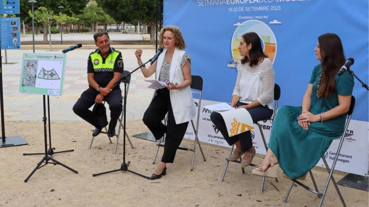 Amparo Folgado, alcaldesa de Torrent, junto a la concejala de Movilidad, Sonia Roca, durante la presentación de la Semana de la Movilidad en el Parc Central - AJUNTAMENT DE TORRENT