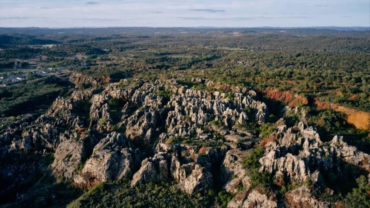 Imagen aérea Cerro del Hierro, Sierra Norte de Sevilla.