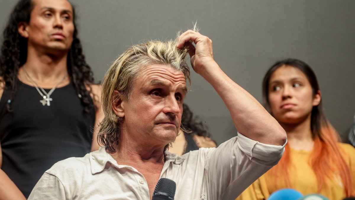 Nacho Cano, dando explicaciones a los medios de comunicación tras su detención.