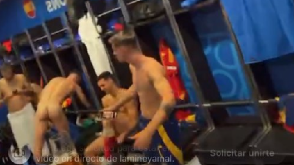 Un jugador de la selección, desnudo, dentro del vestuario de los campeones de Europa.