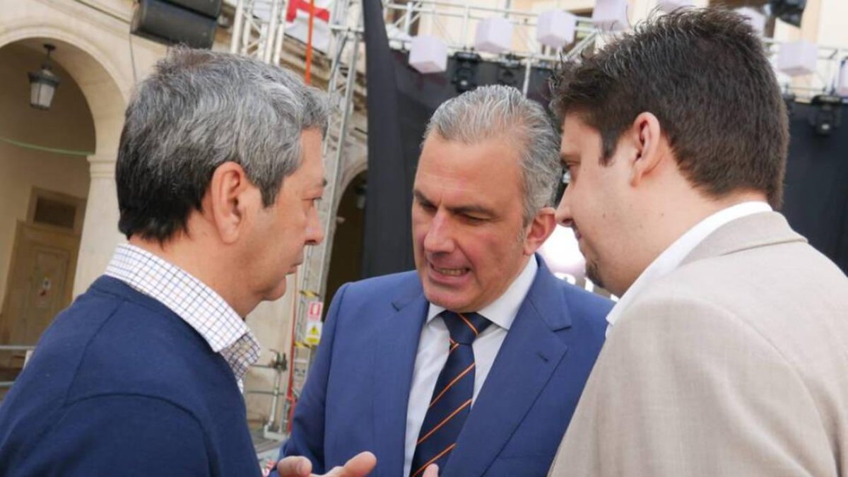 Javier Ortega Smith, Vicente Barrera y José Muñoz en Alcoy