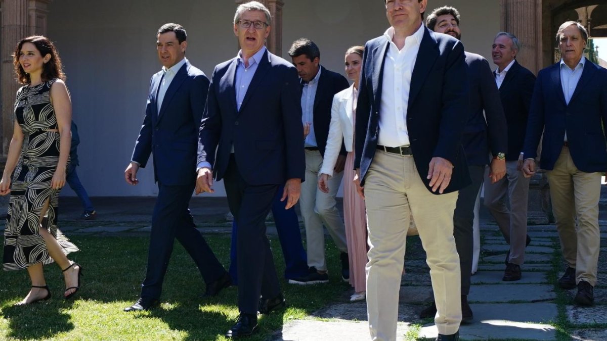 El presidente de Castilla y León, Alfonso Fernández Mañueco, junto a Feijóo y más presidentes autonómicos como Ayuso o Juanma Moreno.