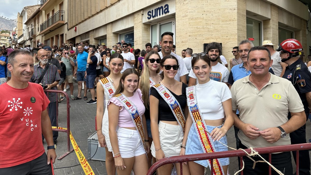 La reina Andrea Jumilla y sus damas encendiendo las
mascletà junto a Bernabé Cano, alcalde de La Nucía, Kiko Pérez, pte. Majorals, Diego Llorca, pte. Associació y concejal Cristóbal Llorens